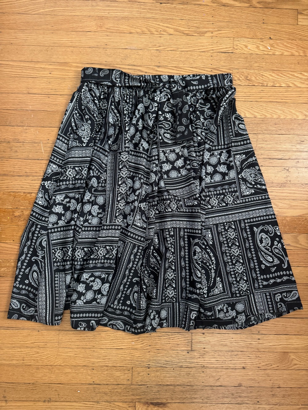 Collections Etc. women’s flowy medium length skirt size XL